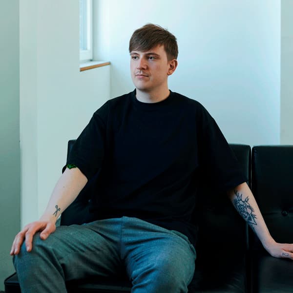 Maximilian Friedrich (eigentlich Vegetarier) lehnt sich in ein Ledersofa und lächelt verträumt.