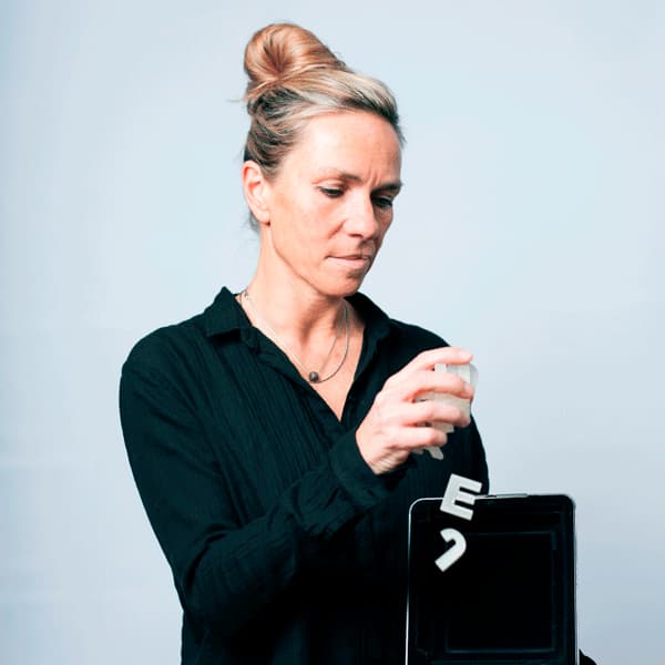 Martina Grünwald, adrett gekleidet, sortiert das Alphabet neu.