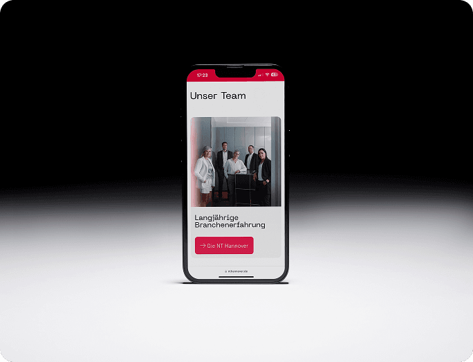Die Webseite der NT Hannover auf dem Bildschirm eines Mobiltelefons.